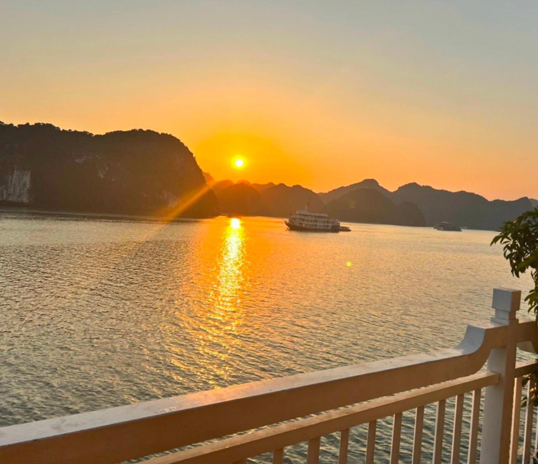 Lotus Elegance Cruise Hotell Ha Long Exteriör bild