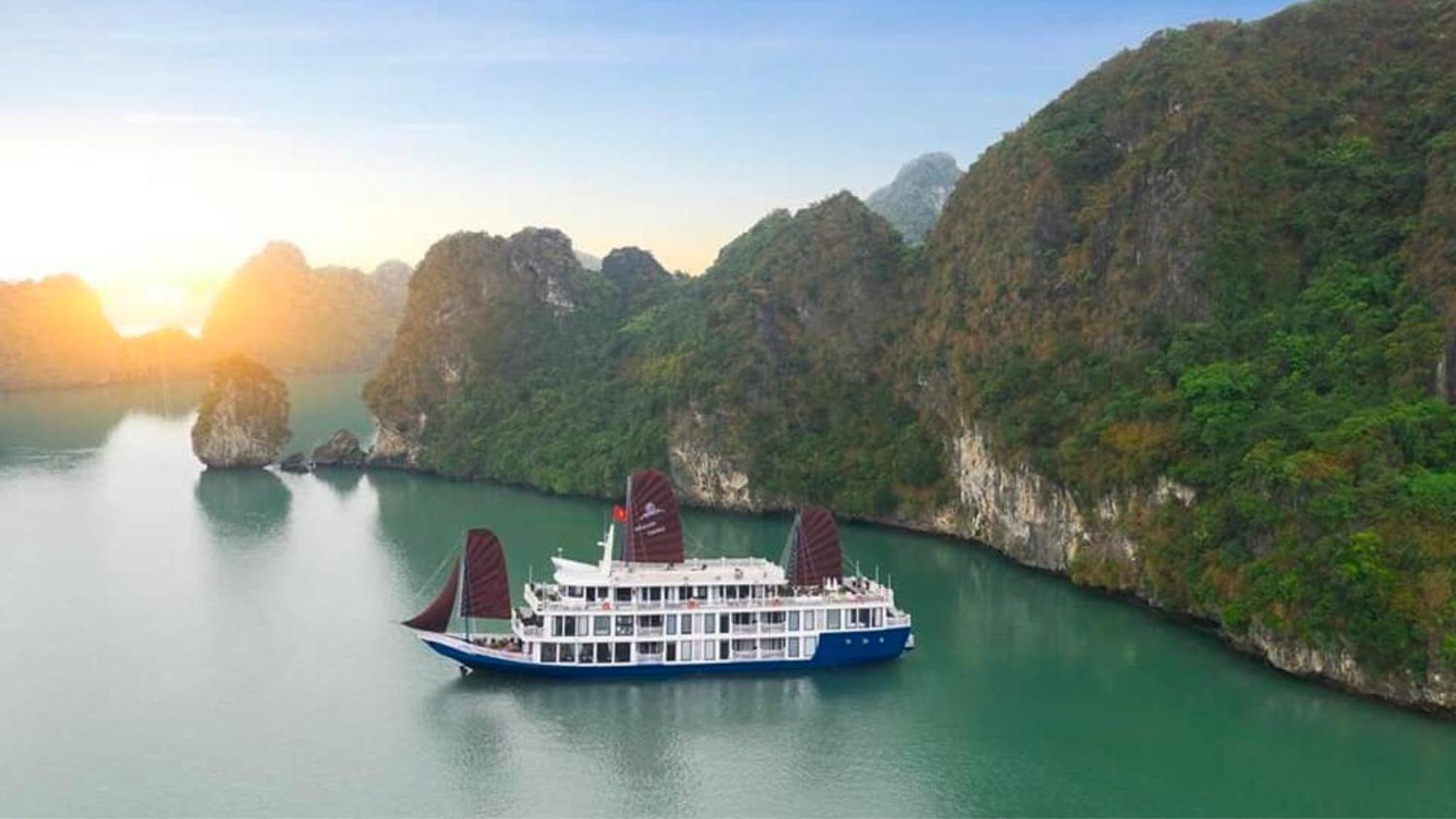 Lotus Elegance Cruise Hotell Ha Long Exteriör bild